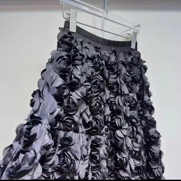 Elegant Black Floral Midi Skirt - Picture 3 of 4